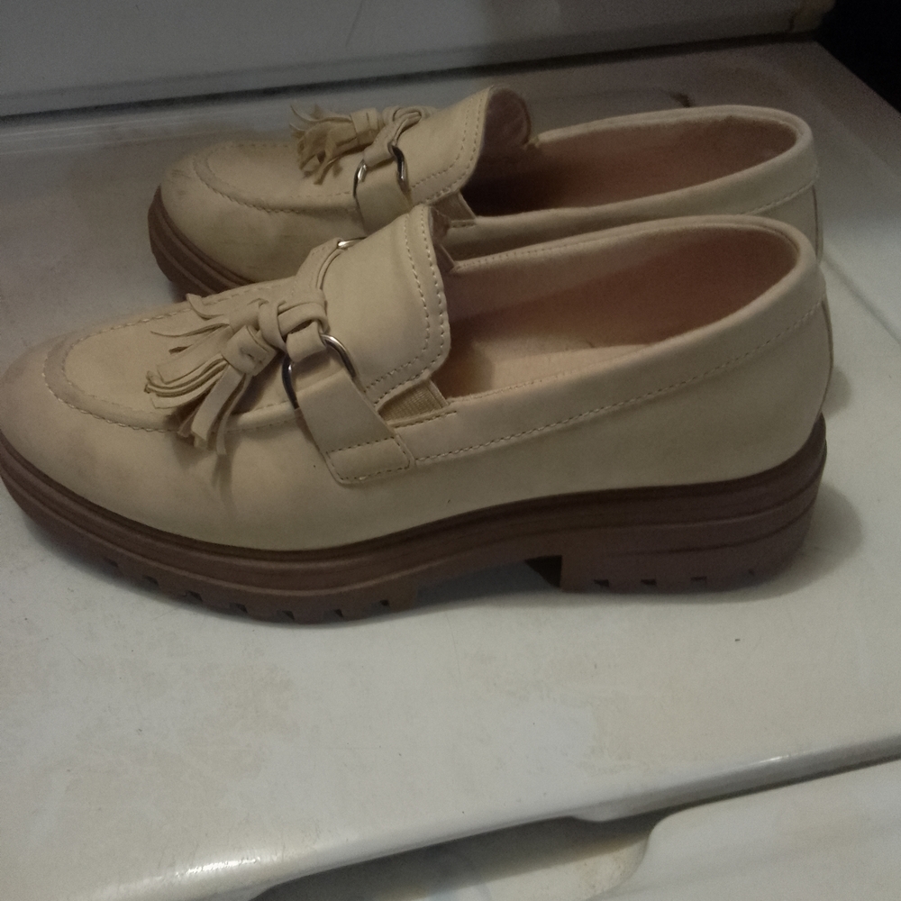 Woman's Serra Beige LoaferTassel Accent Shoes Size 8